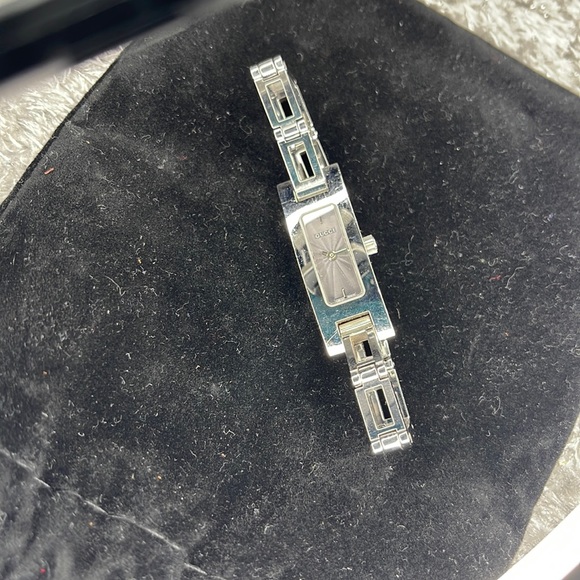 Gucci Watch 3900L Star burst EUC - Picture 3 of 11
